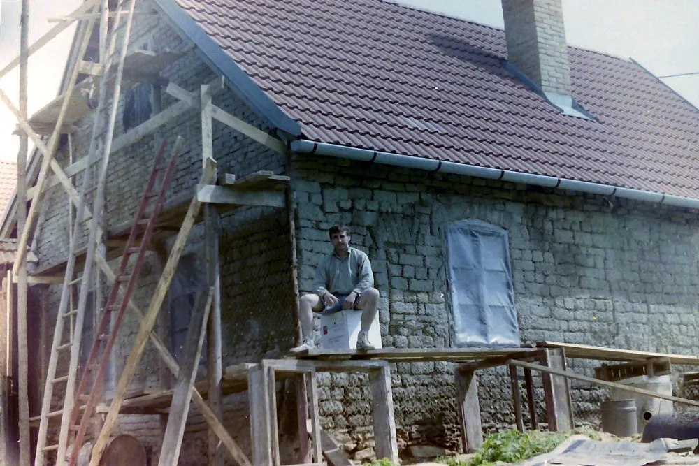 Reconstruction of no. 7 in the mid-1990s. On the scaffolding: the museum's curator.